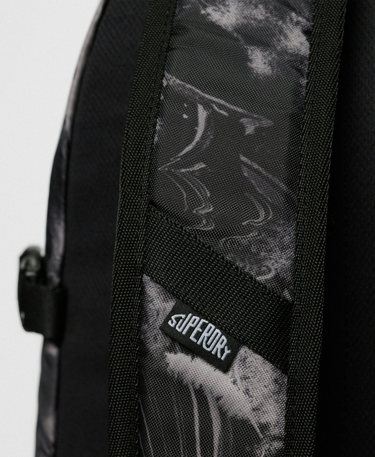 Outdoor 28l Backpack | Woodgrain Print Black